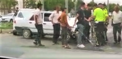 Şanlıurfa’da iki araç çarpıştı, biri refüje çıktı!