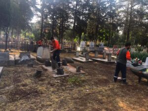 Siverek’te bayram öncesi mezarlıklar temizlendi