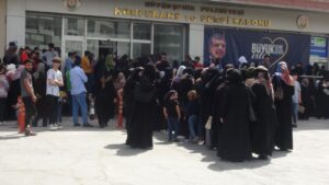 Şanlıurfa’da Suriyelilerin yardım kuyruğu