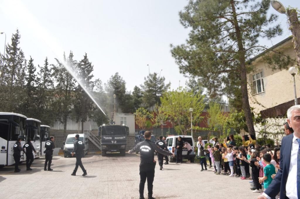 Urfa emniyetinden çocuklar için gösteri