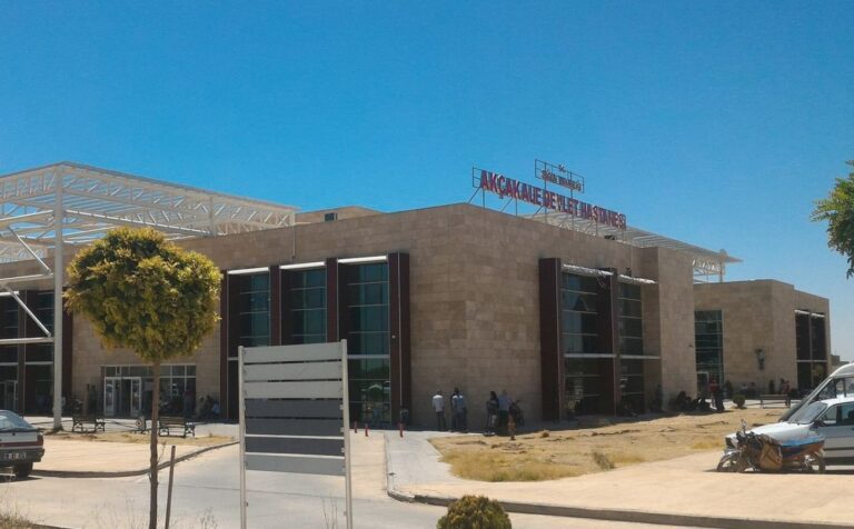 Urfa’da araç devrildi! 3 yaralı