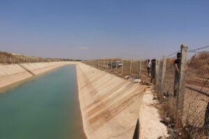 Şanlıurfa’da bir araç sulama kanalına uçtu!
