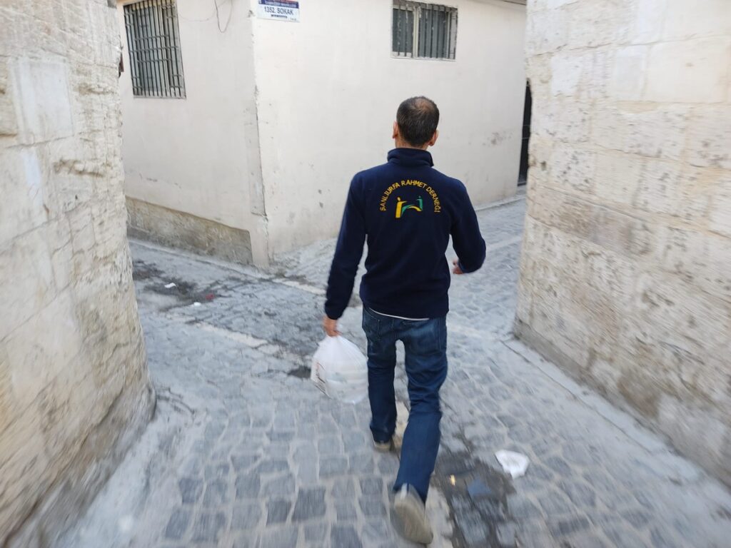 Urfa’da kebapçıdan ihtiyaç sahibi ailelere iftar