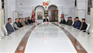 Vali Erin araya girdi! Aileyi makamında kabul etti