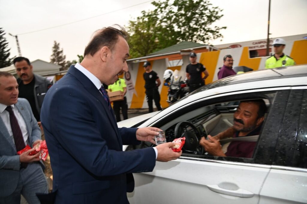 Şanlıurfa Valisi Erin emniyet kemeri kontrolü yaptı