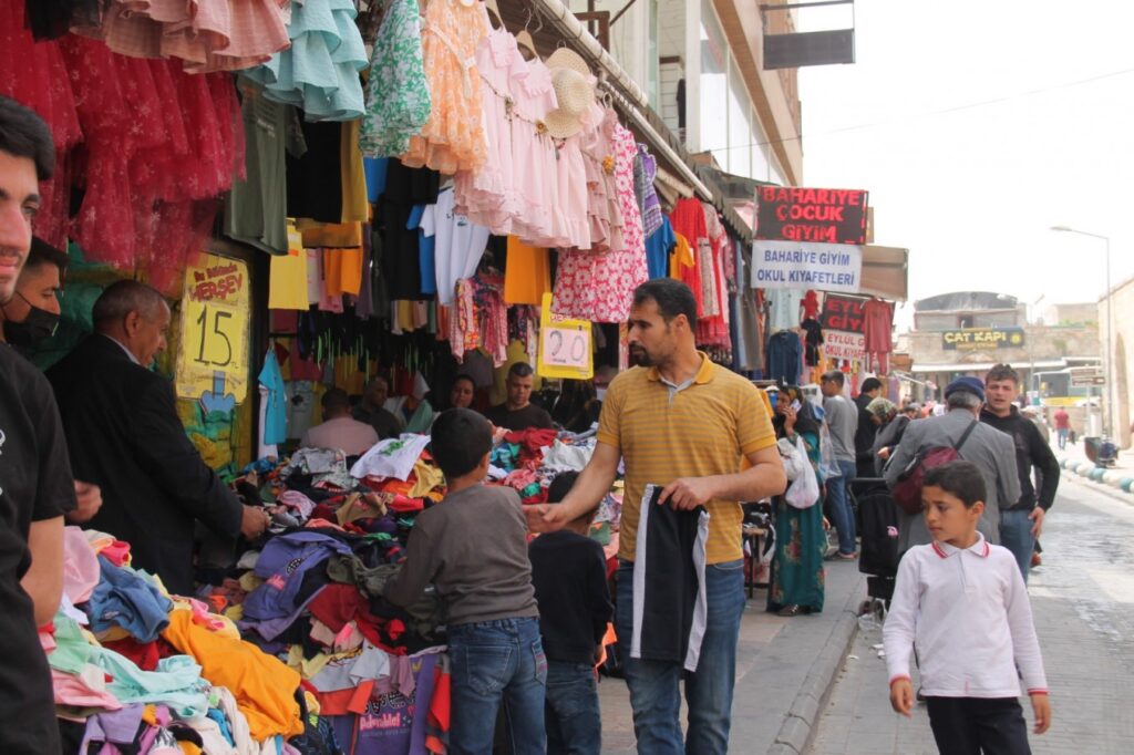 Şanlıurfa’da Vatandaş pahalılıktan esnaf kuru kalabalıktan şikayetçi