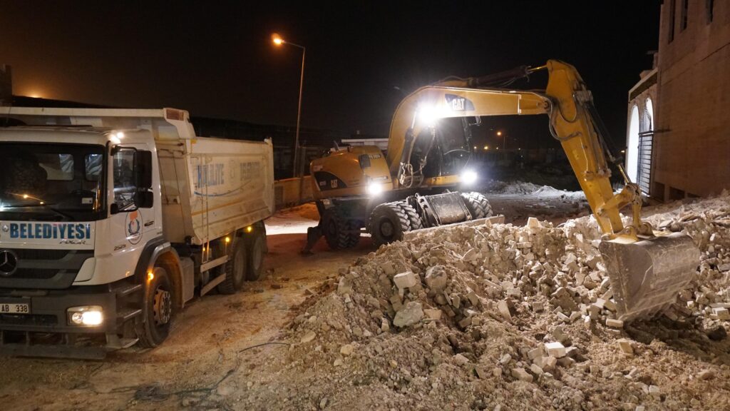 Haliliye’de çalışmalar gece gündüz aralıksız devam ediyor