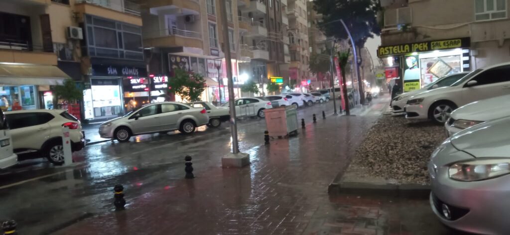 Haliliye’de sağanak yağış etkili oluyor