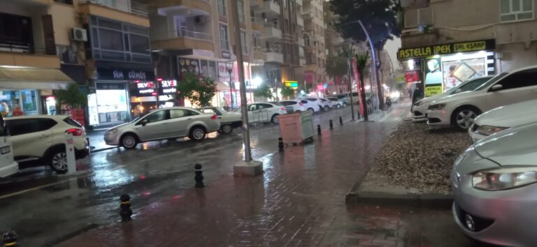 Haliliye’de sağanak yağış etkili oluyor