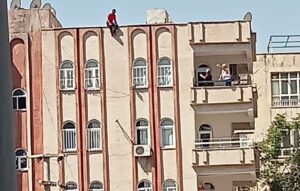 Haliliye’de apartmanın damına çıkıp hayatına son vermek istedi