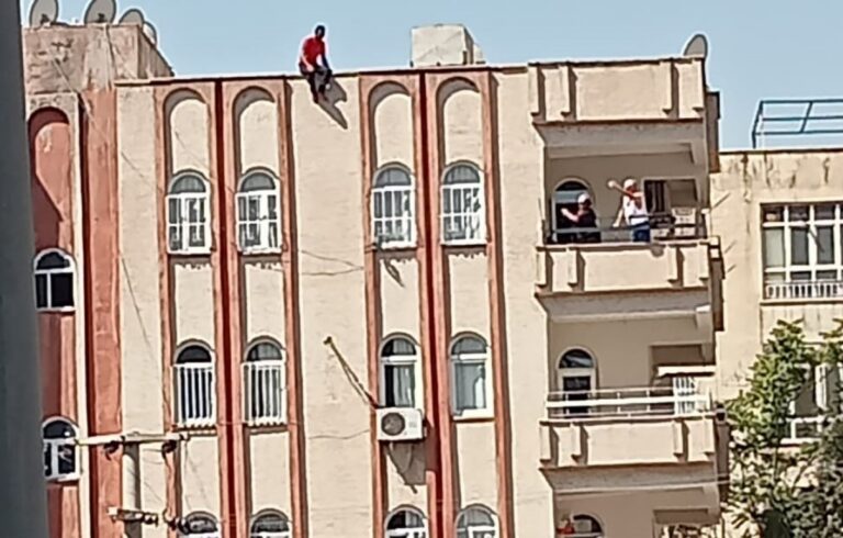 Haliliye’de apartmanın damına çıkıp hayatına son vermek istedi
