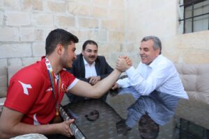 Avrupa şampiyonu ile Beyazgül bilek güreşi yaptı