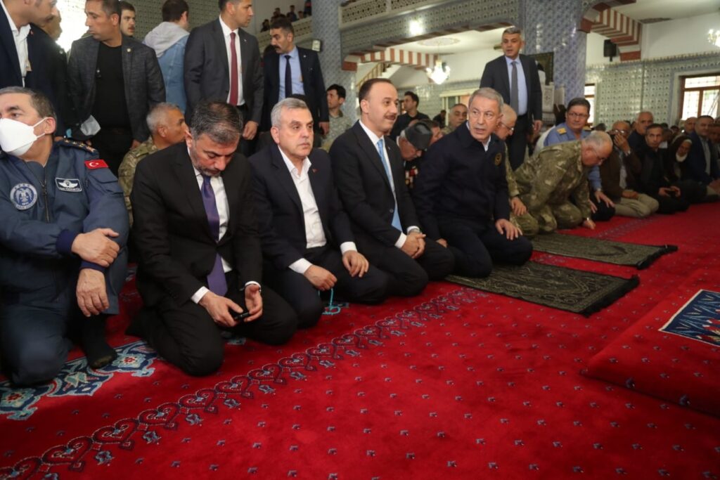 Bakan Akar, bayram namazını Balıklıgöl’de kıldı