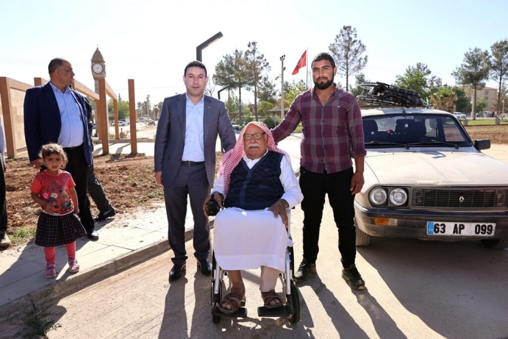 Başkan Mahmut Özyavuz yaşlı vatandaşın tekerlekli sandalye talebini karşıladı