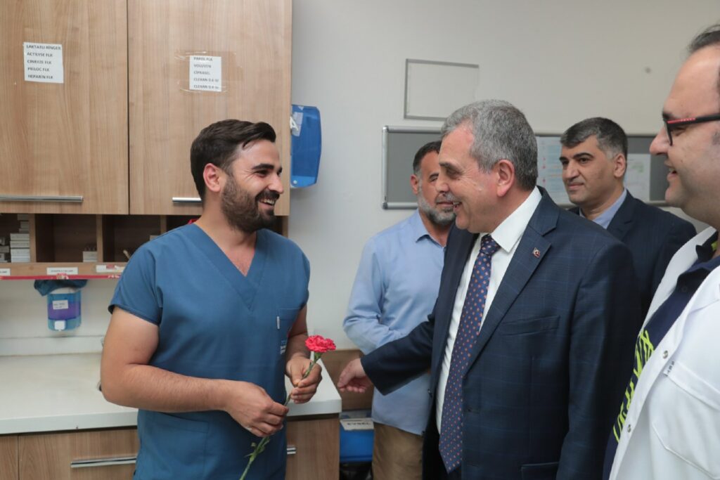 Beyazgül hastanede görevli hemşirelerin haftasını kutladı