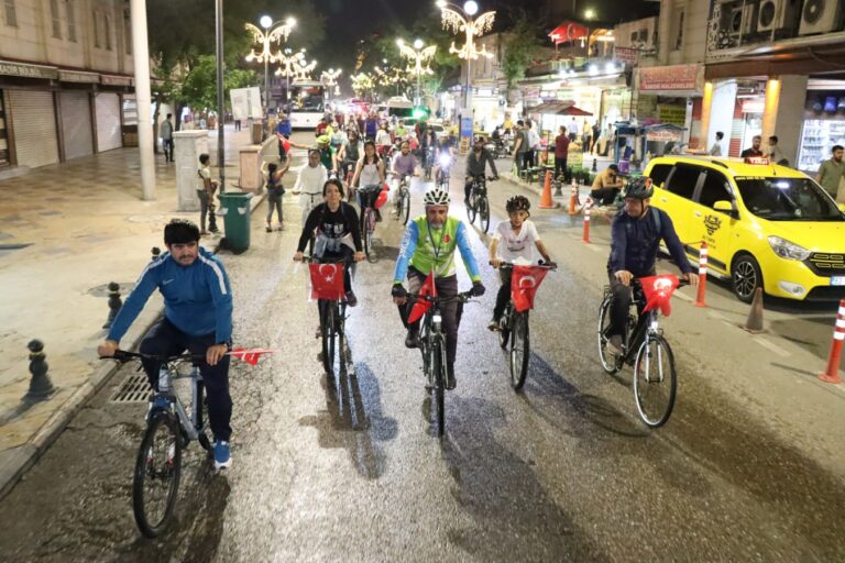 19 Mayıs Atatürk’ü Anma, Gençlik ve Spor Bayramı için Şanlıurfa sokaklarında pedal çevirdiler