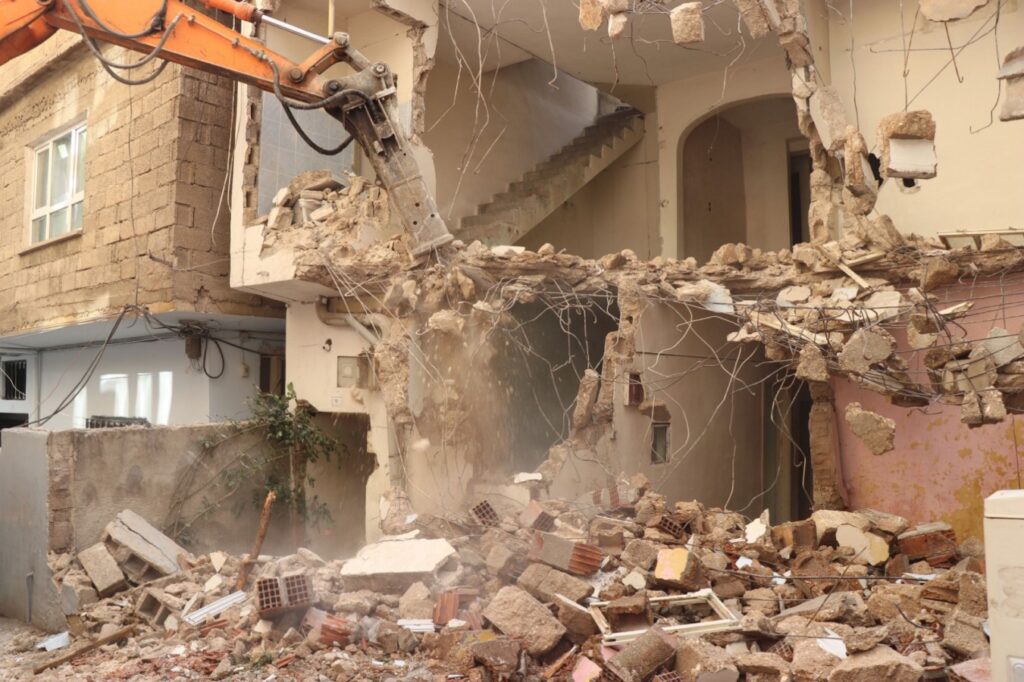 Haliliye’de riskli ve metruk yapılar yıkılıyor