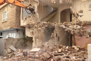 Haliliye’de riskli ve metruk yapılar yıkılıyor