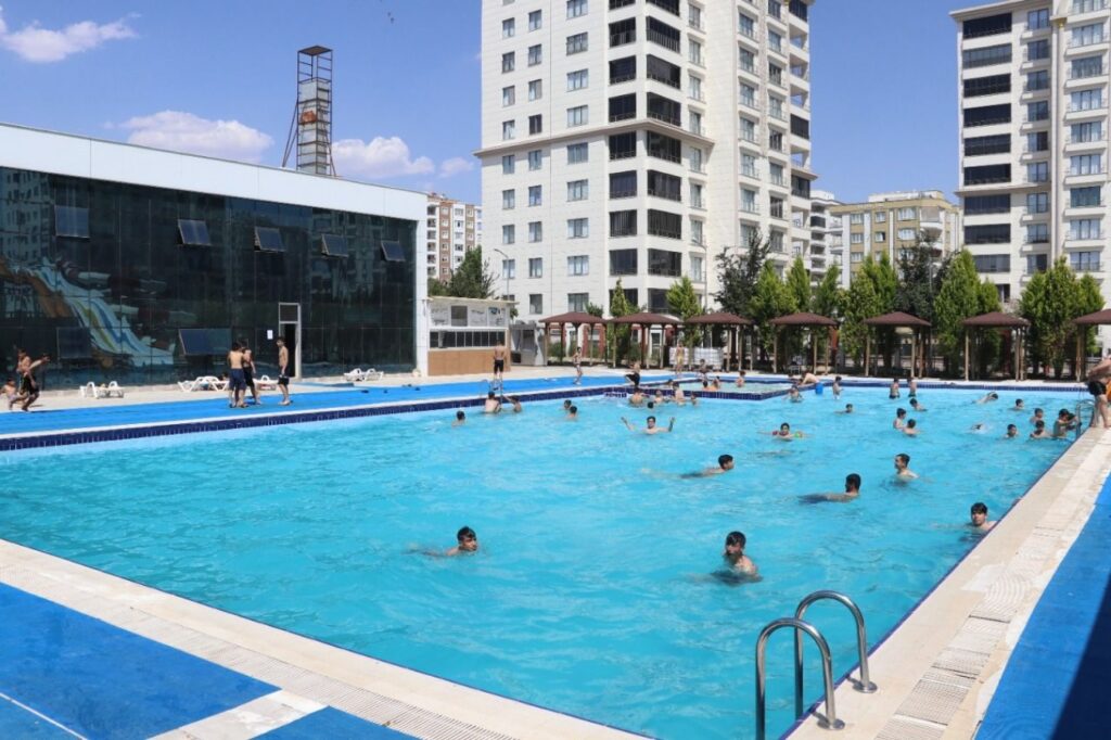 Karaköprü’de yüzme havuzu hizmete girdi