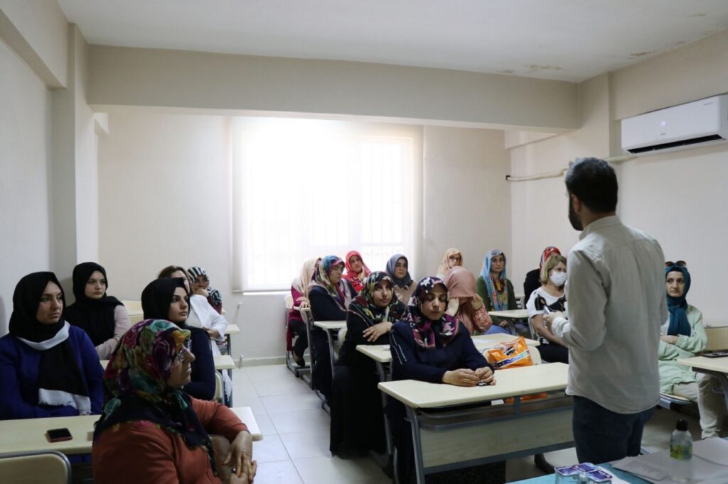 Meslek öğrenen kadınlara seminer