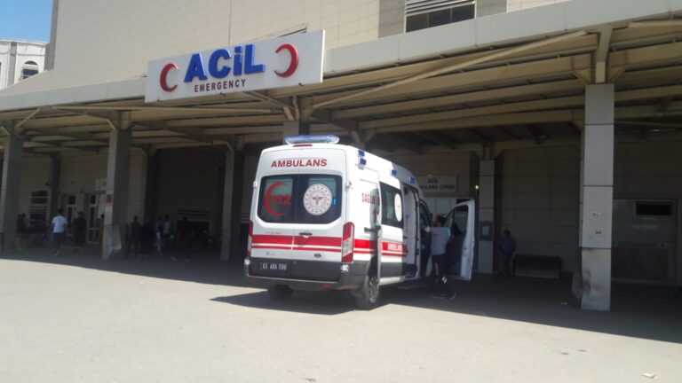 Akçakale’de Oyun oynadığı sırada eline taş düştü!