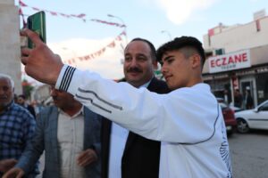 Viranşehir’de parklarda vatandaşlara ücretsiz çay ikramı