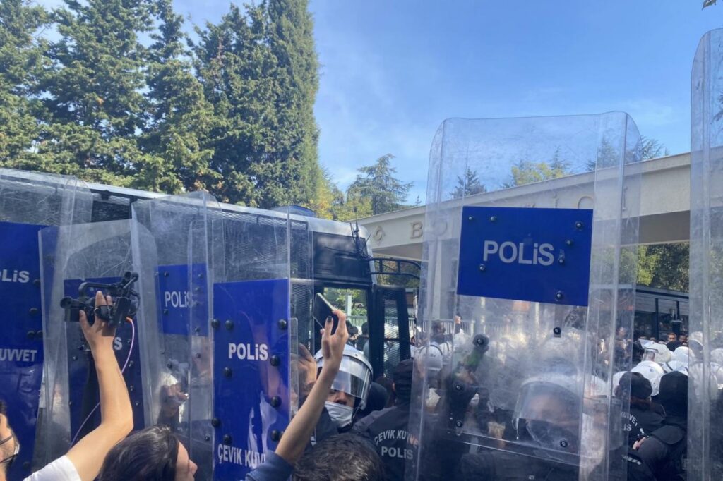 Kamusal alanda polisin ses ve görüntüsünün alınmasını engelleyen genelgenin yürütmesi kesin olarak durduruldu.