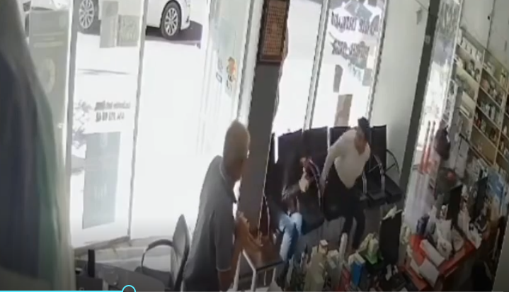 Karaköprü’de eczaneye silahlı saldırı anı güvenlik kamerasında
