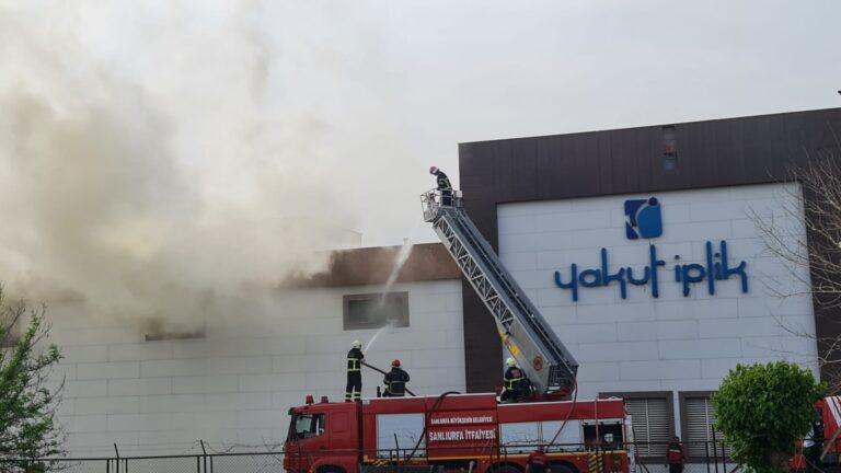 Şanlıurfa’da iplik fabrikasında yangın! İtfaiye ekipleri dumandan etkilendi