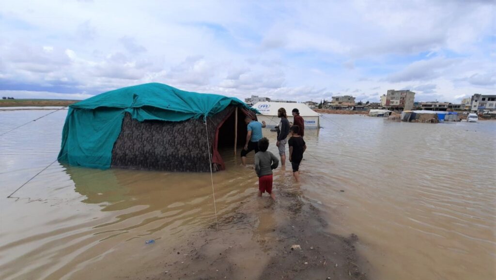 Akçakale’de Suriyelilerin yaşadığı çadırları sel vurdu