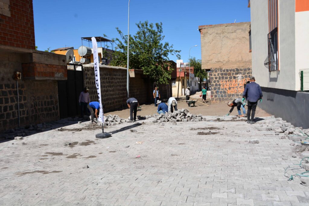 Siverek’te deforme olan sokaklar kilitli parke taşı ile döşendi