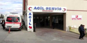 Karaköprü’de fırtınada tente yayaların üzerine düştü! Yaralılar var