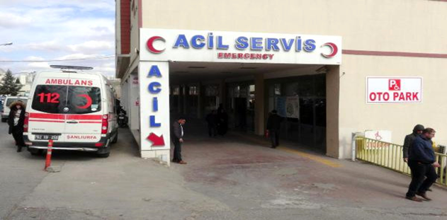 Karaköprü’de fırtınada tente yayaların üzerine düştü! Yaralılar var