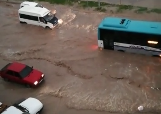 Urfa’da yağış sonrası sürücüler zor anlar yaşadı