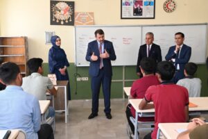 Vali Salih Ayhan: Genç potansiyeli akademik anlamda destekleyeceğiz