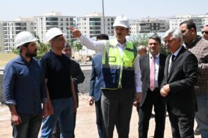 Vali Salih Ayhan kentte inşaatı süren okulları inceledi