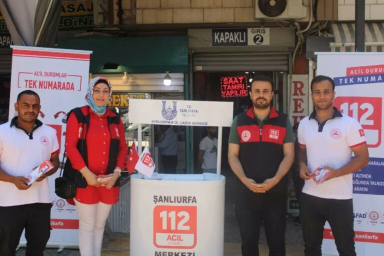 Şanlıurfa’da 112 Acil Çağrı Merkezi personelleri, stant kurup bilgilendirme yaptılar