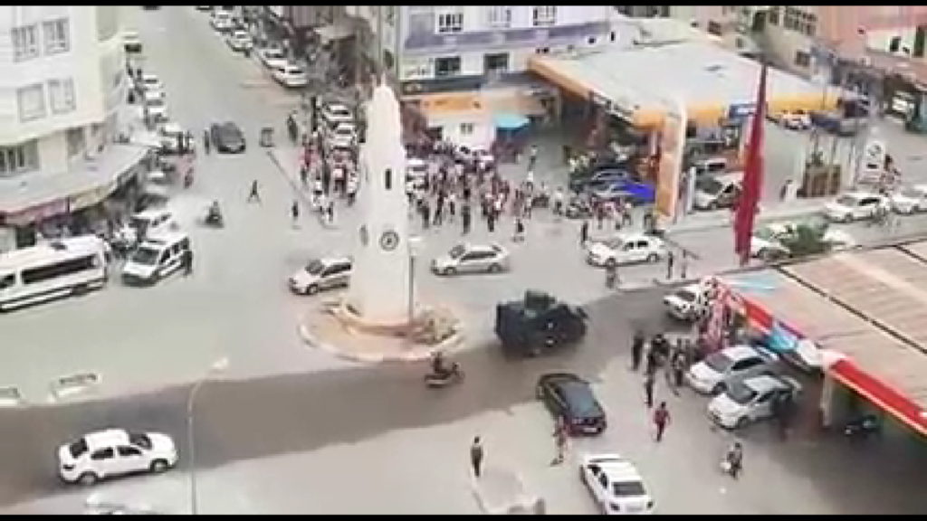 Akçakale’de polis ve jandarma sokağa indi￼