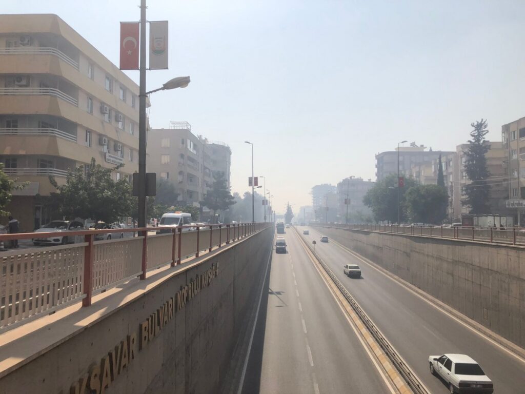 Anız yangını Şanlıurfa’yı dumana bürüdü