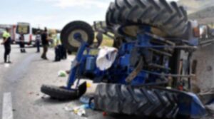 Karaköprü’de devrilen traktörün römorku altında kaldı