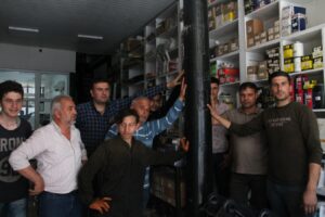 Eyyübiye’de dükkanın içinde bulunan elektrik direği görenleri şaşırtıyor!