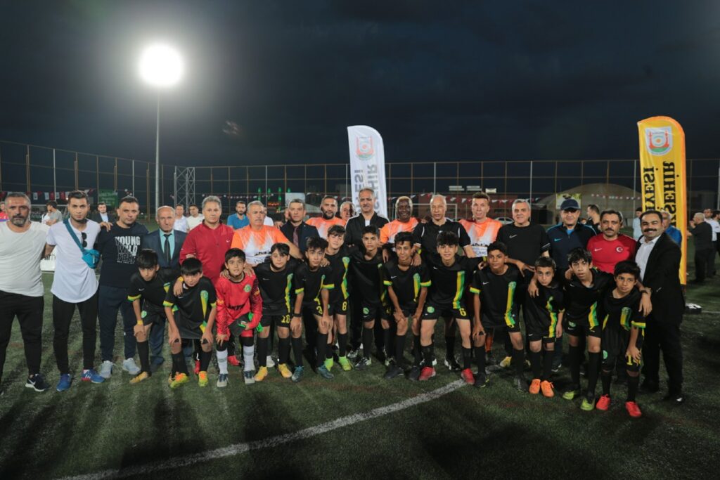 Şanlıurfa’da eski milli futbolcular miniklerle maç yaptı