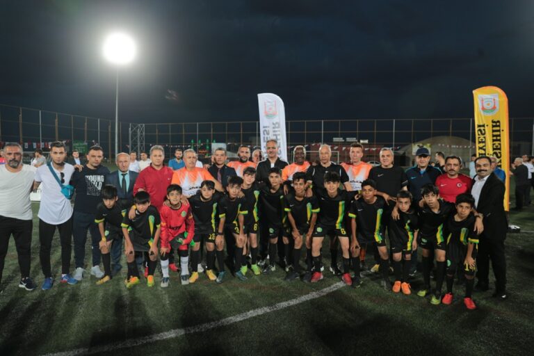 Şanlıurfa’da eski milli futbolcular miniklerle maç yaptı