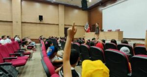 Etek giyen kadın avukat, din görevlisi tarafından uyarılınca salonu terk etti!