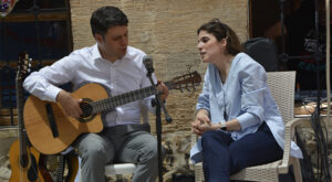 Viranşehir İlçe Kaymakamı gitar çalıp eşiyle düet yaptı