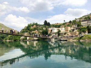 Halfeti’de asma köprüden suya düştü