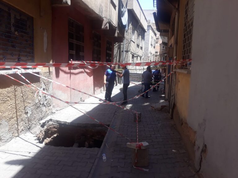 Haliliye’de sokakta oluşan çökme sonrası 14 ev tahliye ediliyor