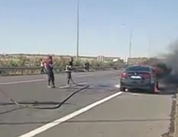 Şanlıurfa’da seyir halindeki bir otomobilde yangın çıktı 
