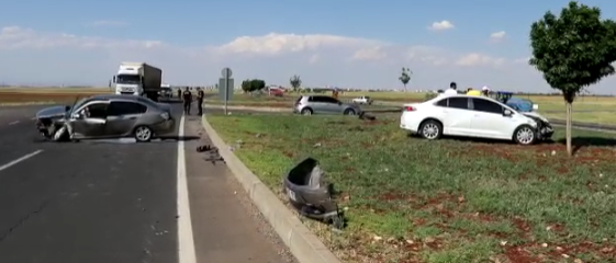 Hilvan’da yol ayrımında iki otomobil çarpıştı! 3 yaralı