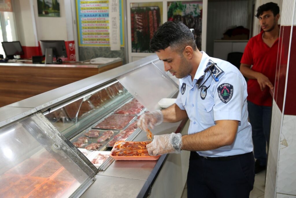 Karaköprü’de zabıta ekiplerinden gıda ürünleri denetimi